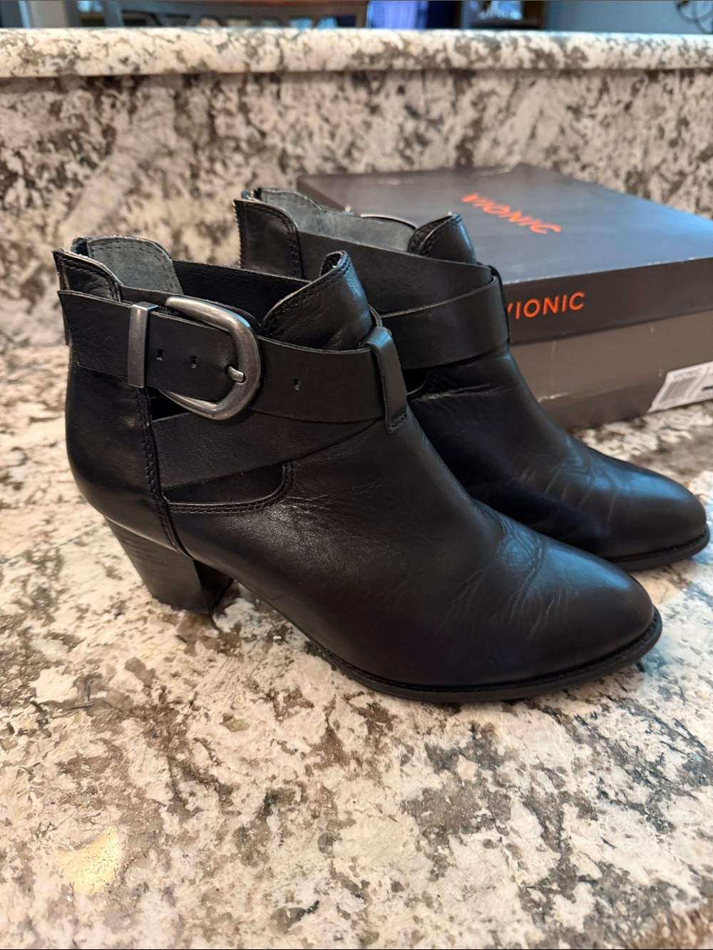 Vionic Women’s 8.5 Rory Upright Black Leather Short Boot